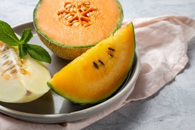 Gri arka planda naneli taze karpuz. Vejetaryen gıda konsepti. Sağlıklı yiyecekler.