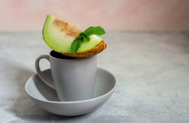 Pembe arka planda naneli taze karpuz. Vejetaryen gıda konsepti. Sağlıklı yiyecekler.