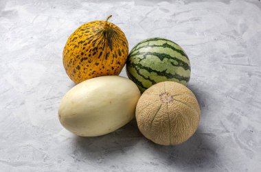 Gri arka planda naneli taze karpuz. Vejetaryen gıda konsepti. Sağlıklı yiyecekler.