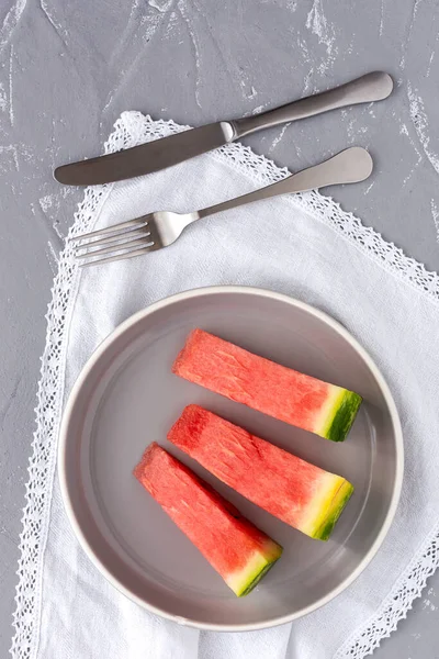 Färsk Vattenmelon Grå Bakgrund Ovanifrån Vegansk Mat Koncept Hälsosam Mat — Stockfoto