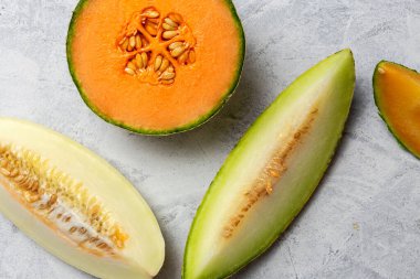 Gri arka planda naneli taze karpuz. Vejetaryen gıda konsepti. Sağlıklı yiyecekler.
