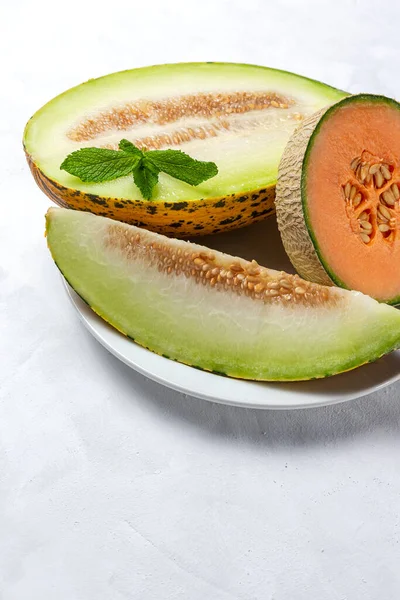 Melone Assortimento Fresco Con Menta Sfondo Grigio Concetto Cibo Vegano — Foto Stock