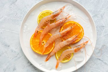 Taze çiğ karidesler yemek için hazır. Yukarıdan beyaz arka planda. Düz zemin.