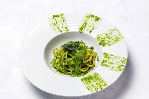 白を背景に自家製のペストソースとオレガノとスパゲッティ イタリア料理 — ストック写真