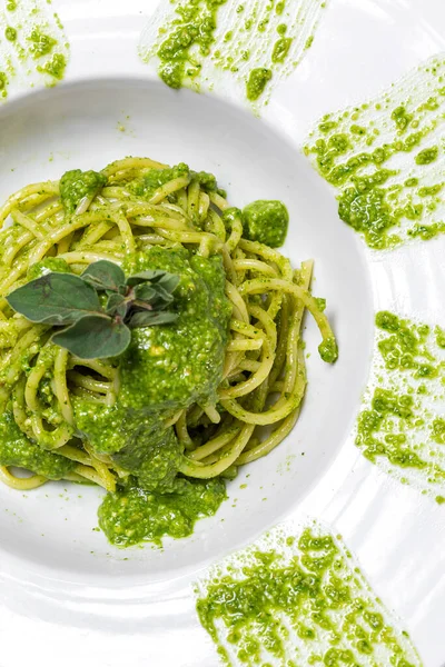 Spaghetti Domowym Sosem Pesto Oregano Białym Tle Włoskie Jedzenie — Zdjęcie stockowe