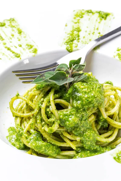 Espaguetis Con Salsa Pesto Casera Orégano Sobre Fondo Blanco Comida — Foto de Stock