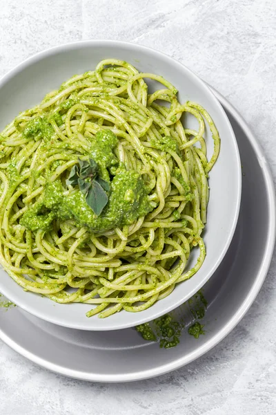 Spagetti Med Hjemmelaget Pesto Oregano Grå Bakgrunn Italiensk Mat – stockfoto