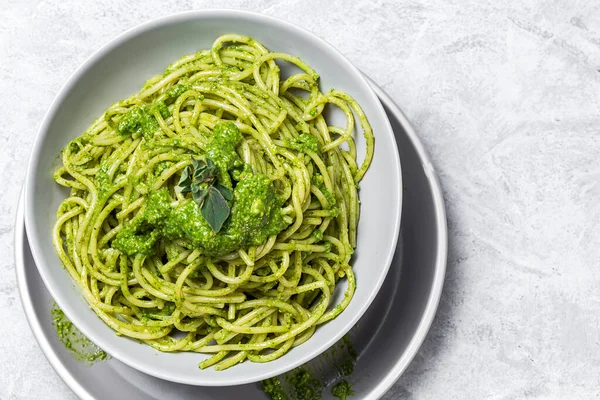 自家製のペストソースとオレガノとスパゲッティ灰色の背景 イタリア料理 — ストック写真