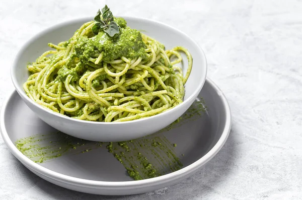 自家製のペストソースとオレガノとスパゲッティ灰色の背景 イタリア料理 — ストック写真