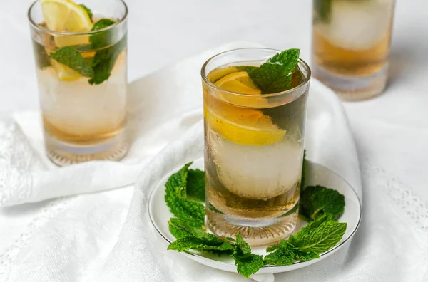 Refreshing Glasses Tea Ice Mint Lemon Wedges White Table — Stock Photo, Image