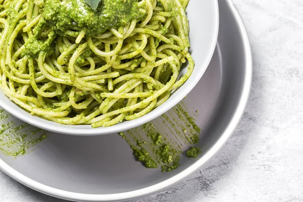 Spaghetti Domowym Sosem Pesto Oregano Szarym Tle Włoskie Jedzenie — Zdjęcie stockowe