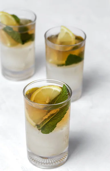 Refreshing Glasses Tea Ice Mint Lemon Wedges White Table — Stock Photo, Image