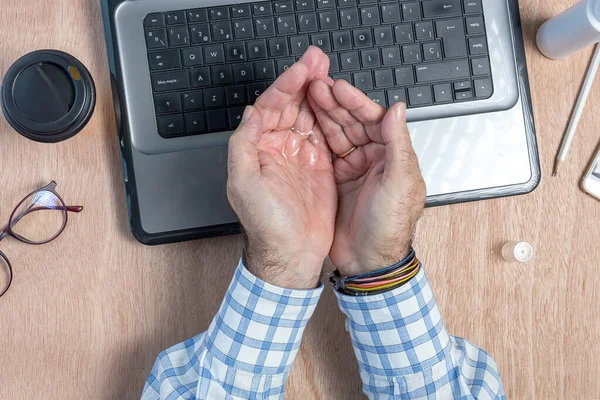 Covid Desinfectie Van Handen Met Hydrogel Werktafel Met Laptop Mobiele — Stockfoto