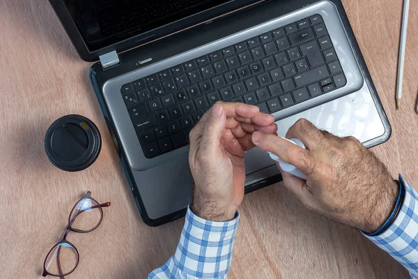 Covid Desinfecção Mãos Com Hidrogel Mesa Trabalho Com Computador Portátil — Fotografia de Stock