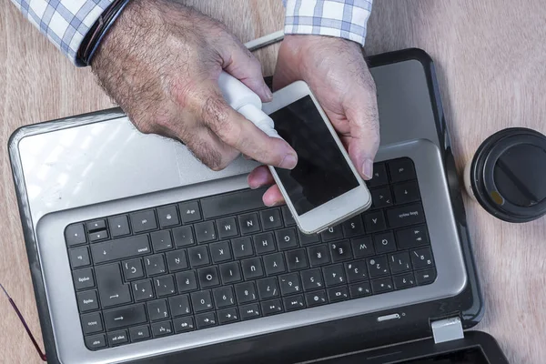 Covid Desinfectie Van Mobiele Telefoon Met Hydrogel Werktafel Met Laptop — Stockfoto