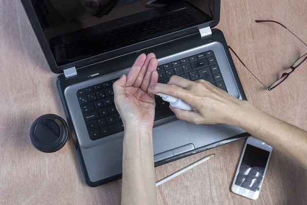 Covid Desinfectie Van Handen Met Hydrogel Werktafel Met Laptop Mobiele — Stockfoto