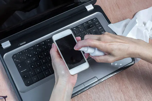 Covid Desinfectie Van Mobiele Telefoon Met Hydrogel Werktafel Met Laptop — Stockfoto