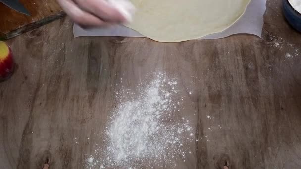 Torta de galette de amassar com pêssegos e amêndoas — Vídeo de Stock