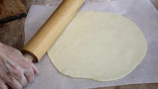 Torta de galette de amassar com pêssegos e amêndoas — Vídeo de Stock