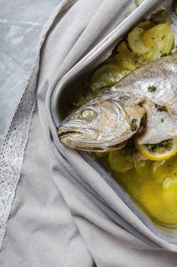 Limon, biber, kekik, tuz ve zeytinyağıyla kızartılmış taze Corvina balığı. Deniz mahsulü. Corvin. Ev yapımı.