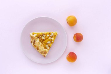 Şeftalili ve bademli ev yapımı tart galette. Düz katlı.