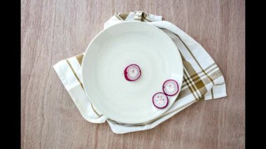 Yukarıdan dilimlenmiş taze kırmızı yabanturpu dilimliyorum. Vegan gıda konsepti. Düz katman.Üst görünüm