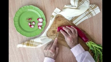 Yukarıdan dilimlenmiş taze kırmızı yabanturpu dilimliyorum. Vegan gıda konsepti. Düz katman.Üst görünüm
