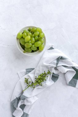Beyaz ve arka planda taze üzümler. Sağlıklı gıda. Vejetaryen gıda konsepti.