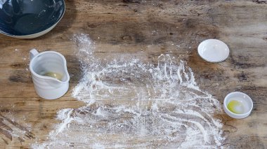 Şefin elleri ev yapımı pizza hamuru yapıyor ve domates, mantar, jambon, mozzarella ve parmesan peyniri ile hazırlanıyor. İtalyan yemeği.