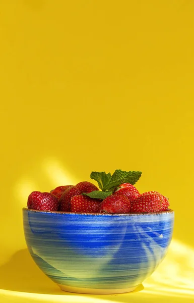 Gesunde Und Frische Erdbeeren Schale Mit Minze Auf Gelbem Hintergrund — Stockfoto