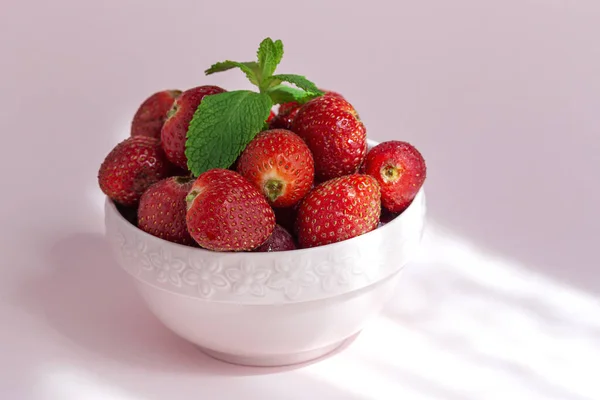 Gesunde Und Frische Erdbeeren Schale Mit Minze Auf Rosa Hintergrund — Stockfoto