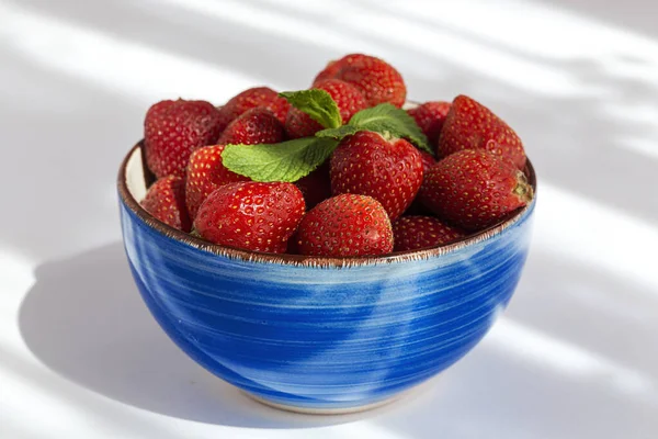 Gesunde Und Frische Erdbeeren Schale Mit Minze Auf Weißem Hintergrund — Stockfoto