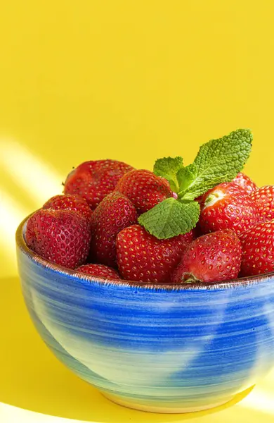 Gesunde Und Frische Erdbeeren Schale Mit Minze Auf Gelbem Hintergrund — Stockfoto