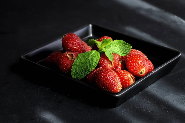 Gesunde Und Frische Erdbeeren Schale Mit Minze Auf Dunklem Hintergrund — Stockfoto
