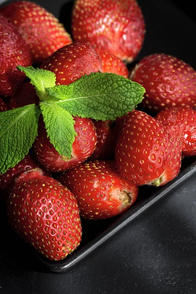 Healthy Fresh Strawberries Bowl Mint Dark Background — Stock Photo, Image