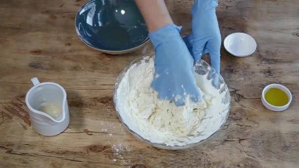 Chef Mãos Fazendo Massa Pizza Caseira Preparar Com Tomate Cogumelos — Vídeo de Stock