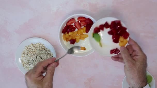 Elaboración Yogur Casero Con Frutas Cereales Fresas Melocotones Ciruelas Arriba — Vídeo de stock