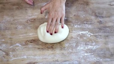 Şefin elleri ev yapımı pizza hamuru yapıyor ve domates, mantar, jambon, mozzarella ve parmesan peyniri ile hazırlanıyor. İtalyan yemeği.