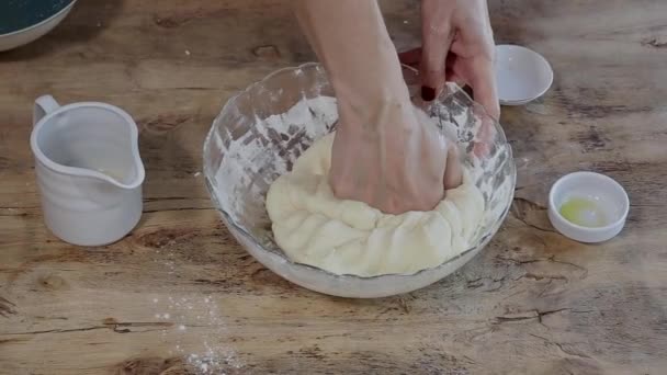 Ręce Szefa Kuchni Robiąc Domowe Ciasto Pizzowe Przygotowując Pomidorów Grzyby — Wideo stockowe