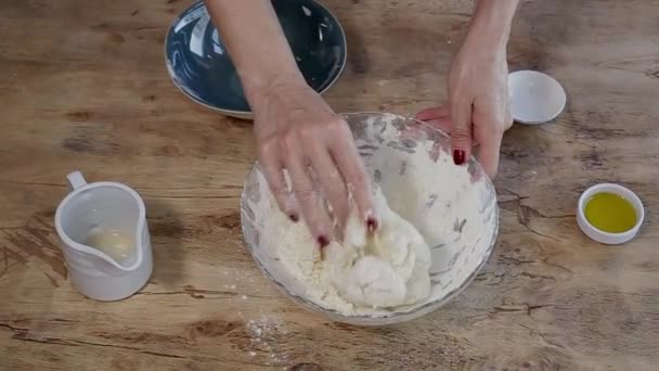 Chef Main Faisant Pâte Pizza Maison Préparation Avec Tomate Champignons — Video