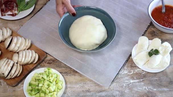 Şefin Elleri Yapımı Pizza Hamuru Yapıyor Domates Mantar Jambon Mozzarella — Stok video