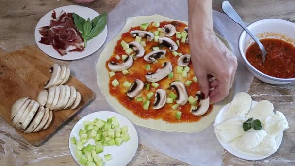 Manos Chef Haciendo Masa Pizza Casera Preparándose Con Tomate Champiñones — Vídeos de Stock