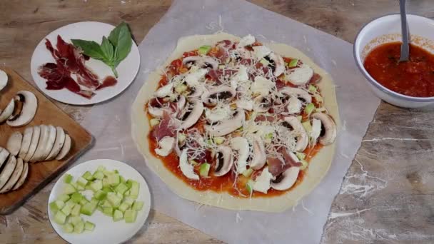 Chef Mãos Fazendo Massa Pizza Caseira Preparar Com Tomate Cogumelos — Vídeo de Stock