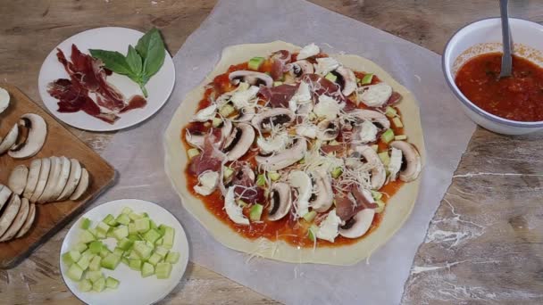 自家製ピザ生地を作るシェフの手とトマトと準備 キノコ モッツァレラチーズとパルメザンチーズ イタリア料理 — ストック動画