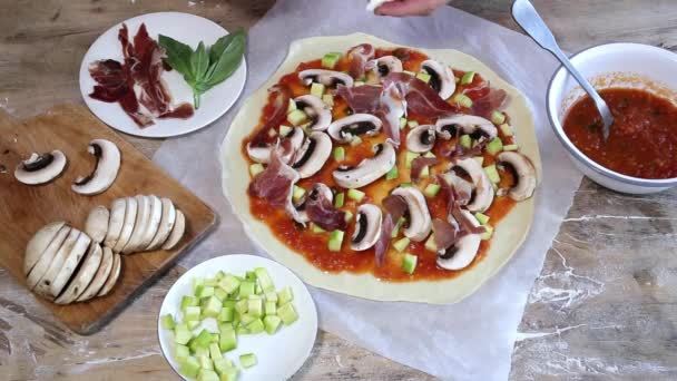 Ręce Szefa Kuchni Robiąc Domowe Ciasto Pizzowe Przygotowując Pomidorów Grzyby — Wideo stockowe