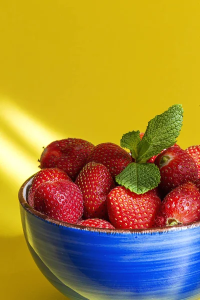 Gesunde Und Frische Erdbeeren Schale Mit Minze Auf Gelbem Hintergrund — Stockfoto