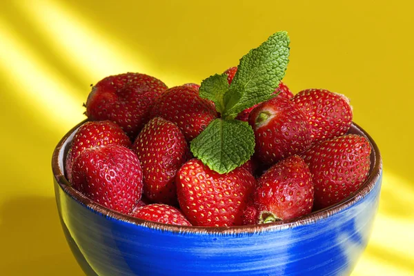 Gesunde Und Frische Erdbeeren Schale Mit Minze Auf Gelbem Hintergrund — Stockfoto