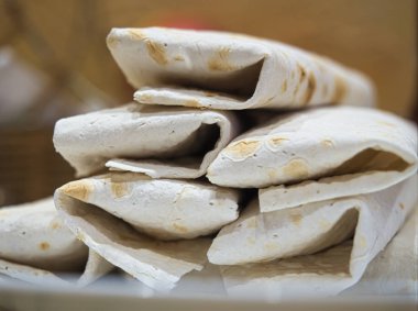 Taze ev yapımı doldurulmuş sandviçler (shawerma, burritos)