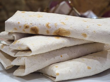 Taze ev yapımı doldurulmuş sandviçler (shawerma, burritos)