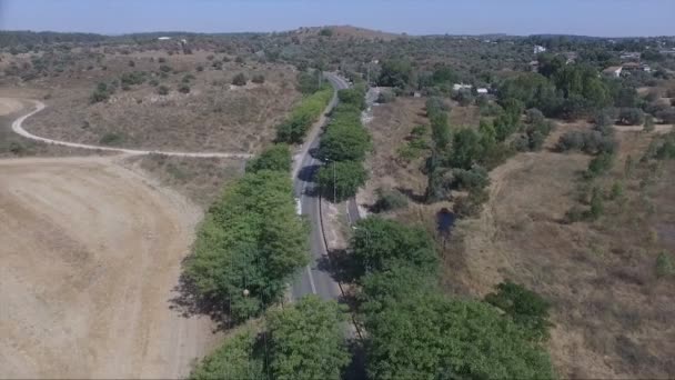 Luchtfoto van de schoolbus — Stockvideo